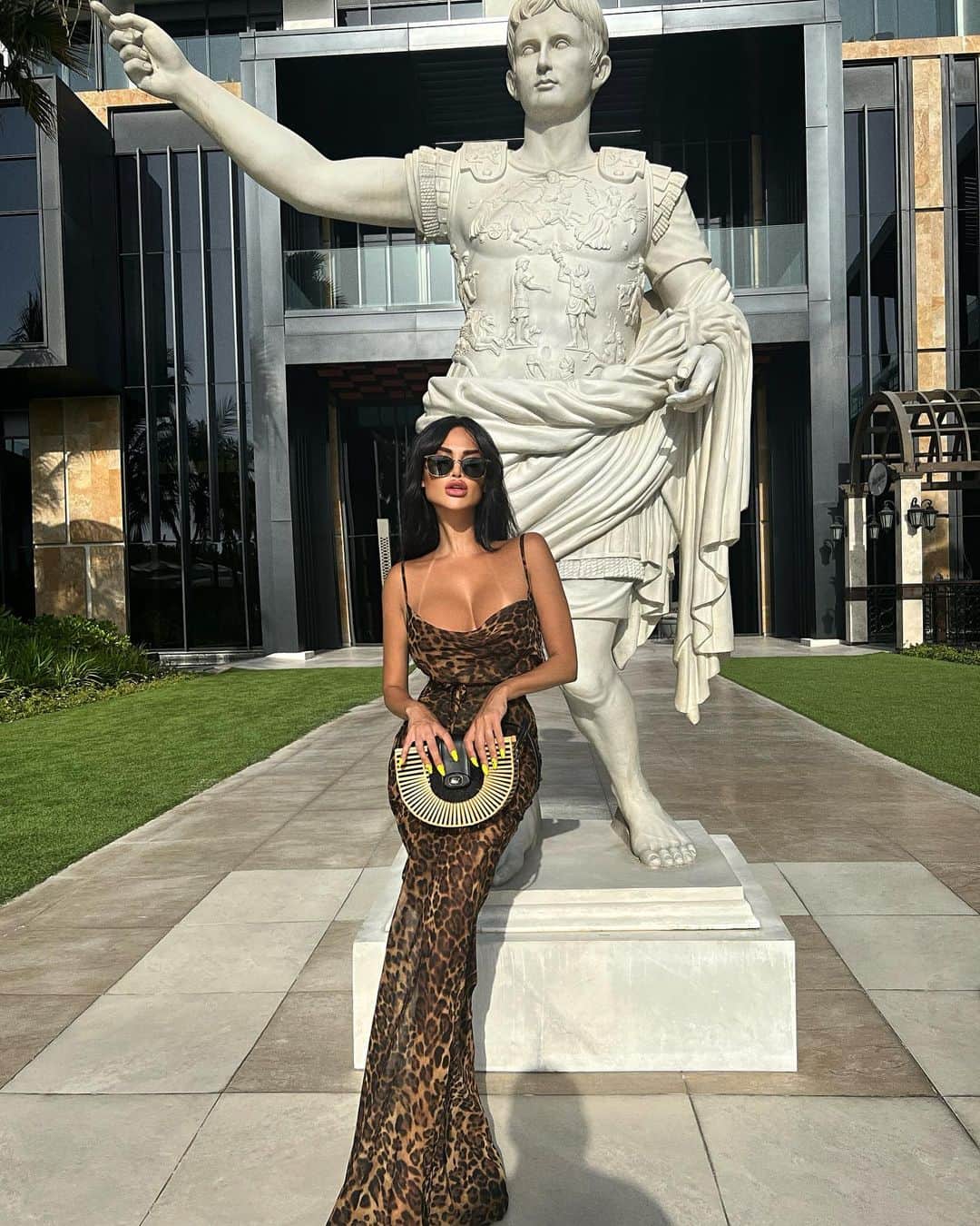 Nita Kuzminaのインスタグラム：「Бывало ли у вас такое ощущение, будто вы живете не своей жизнью?  Когда череда приятных событий (удача) обходит Вас стороной.. Вы смотрите на других людей и понимаете, что заслуживаете такой же шикарной жизни, но на вас будто стоит некий блок.. Ваше состояние подавленное, энергия на исходе и ничто не радует Ваше сердце.. бывало такое?   Так вот.. если вас посещали такие мысли, значит это действительно так!  Вы «заблокированы» от всевозможных благ, так как элементарно не готовы их принимать! Так происходит, когда какие-то определённые сферы внутри вас не проработаны! Блокировка от удачи может возникнуть от зависти, злости, лени, гордыни, сплетен, от неспособности любить, от негативных эмоций и самое страшное это предательство самой себя — тот случай когда человек живет не своей жизнью, или живет ради кого-то, заталкивая свои личные потребности куда подальше.. Это разрушительно и очень опасно!   Моя дорогая! Если ты устала от такой жизни и желаешь её изменить к лучшему, а именно стать открытой этому миру и начать принимать всевозможные блага, то нужно поработать над собой! Сейчас есть уникальный шанс и Я лично горю желанием помочь тебе стать счастливой и полностью свободной от отрицательных качеств!   На моем курсе «Совершенная Женщина», мы проработаем абсолютно все сферы, начиная от внутренних обид, заканчивая тем, как начать благодарить, ведь благодарность это самая чистая и мощная эмоция, благодаря которой вы сможете иметь в этом мире всё что пожелаете!   Если ты готова меняться, то скорее переходи по ссылке в шапке профиля и заполняй анкету предварительной записи на мой курс, который стартует 1 июня!  Помни, ты достойна лучшего в этой жизни! 🌹🌹🌹 __ Dress: @twinscouture 🐆」