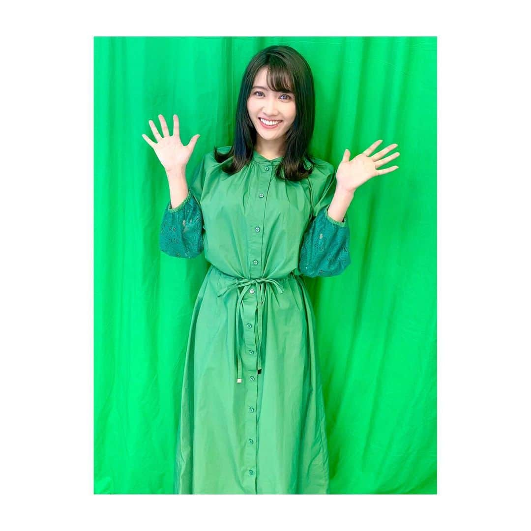 久保井朝美さんのインスタグラム写真 - (久保井朝美Instagram)「🍀 先週の衣装👗✨ 保護色😂  クロマキー合成したら 消えます🫥🫥🫥  宙に浮く姿。。😳 見てみたい。。。😂  #久保井朝美 #気象キャスター #気象予報士 #防災士 #城ガール #初夏コーデ #2022sscollection #グリーンワンピース #緑コーデ #アナウンサー衣装 #大人カジュアルファッション #外ハネヘア」5月16日 23時15分 - asami_k920