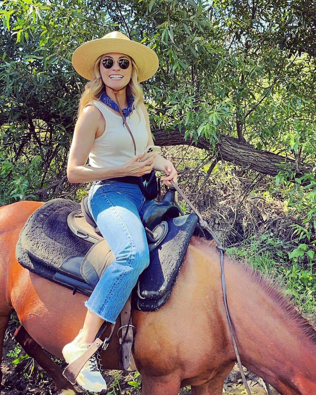 リンジー・ゴートのインスタグラム：「may this week bring you the kind of pure childlike joy i felt riding this horse around Malibu like i was Cowgirl Barbie.」