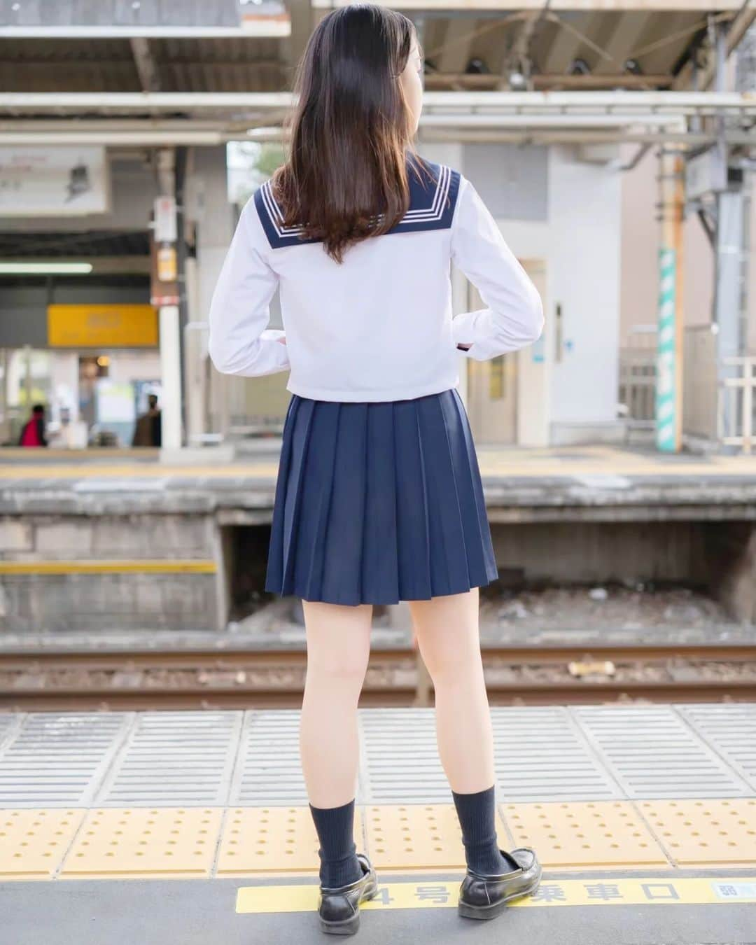 あれれんさんのインスタグラム写真 - (あれれんInstagram)「駅×セーラー服、最高では... #カメラ#カメラ女子#ミラーレスカメラ#ミラーレス#ミラーレス一眼#ソニー#カールツァイス#カメラのある暮らし#写真好きな人と繋がりたい#写真撮ってる人と繋がりたい#セーラー服#女子高生#制服#駅#ホーム #igersjp#instagood#instagramjapan#camera#team_jp_東#team_jp_#ig_photo#ig_photooftheday#phototag_it#japaneseculture#cherryblossom#jk#sonya7iii#batis40mm」5月17日 9時53分 - arerennn