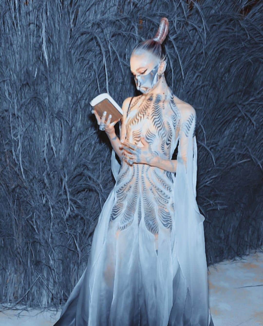 グライムスのインスタグラム：「Hey guys - I’m auctioning stuff from my Met gala look last year to raise money to help get BIPOC families out of Ukraine since they’re having trouble exiting at the border. 🤍  “ @turnerturner and HVW8 Gallery exhibited the works of 50 distinguished artists who aim to support Emergency Response & BIPOC families (black, indigenous, and people of color) in and out of Ukraine.  Each piece offers a unique interpretation of the theme “resistance.” The work will simultaneously be auctioned online via the Artsy exchange. All proceeds will go to Diaspora Relief and Razom, which will use the funds to provide food, shelter, and evacuation support to those in need.  Bidding will be open exclusively on Artsy and will begin closing at 12:00pm PDT (3:00pm EDT) on Thursday, May 26, 2022.  @chrishabana  @romanticelfjewelry  @ttrsrws @turnerturner  @artsy」