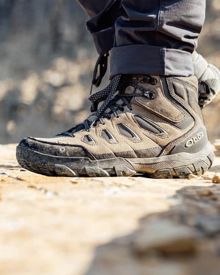 オボズのインスタグラム：「Why change a legend?  Because making better footwear, and making our own footwear even better, is what we do.   Hence, the Sawtooth X.  Through extensive research and design, we addressed four key components to: ▪️Improve performance ▪️Increase durability ▪️Refine the fit ▪️Modernize the look  See the Sawtooth X - link in our bio.  #obozfootwear #truetothetrail #sawtoothx」
