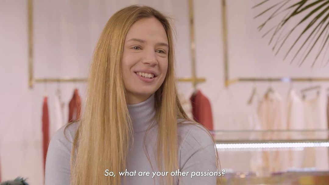 ゲスのインスタグラム：「Meet our newest YouTube series, Restyled by GUESS ❤️👖 Watch @tommasozorzi and his stylist @ambra.pierantoni transform the looks of different GUESS customers for a special occasion.   In Episode 3, Aurora needs help finding the perfect outfit for her college graduation. Watch the first 3 episodes now live on YouTube at the link in bio #LoveGUESS #ReStyledbyGUESS」