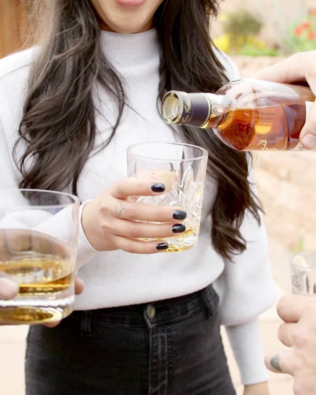 Glenfiddich USのインスタグラム：「Sharing a dram with colleagues and friends is the best way to enjoy our Glenfiddich Solera 15.  #Glenfiddich #Glenfiddich15 #HappyHour」
