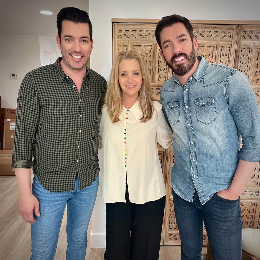 リサ・クドローのインスタグラム：「Tonight on #ciou I risk extreme danger for Cousin Thea @ritatrack  thank you @propertybrothers @hgtv」