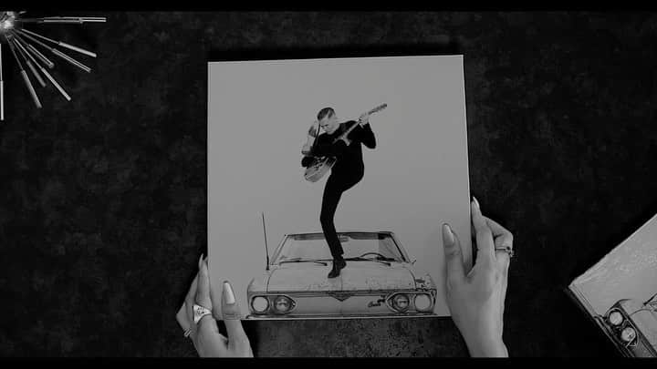 ブライアン・アダムスのインスタグラム：「A fun video made to show what’s in the box set! #bryanadamssohappyithurts」