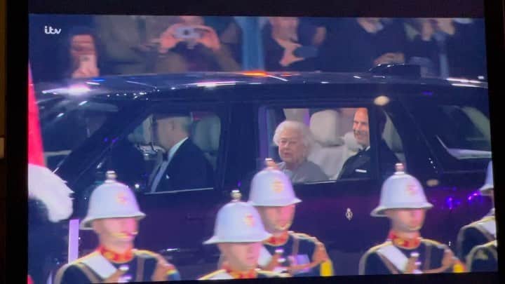 キャサリン・ジェンキンスのインスタグラム：「(SOUND ON) My favourite moment of last night… It was already an emotional evening and then Her Majesty gave me a smile and a wave and made me cry! #GodSaveTheQueen #platinumjubilee」