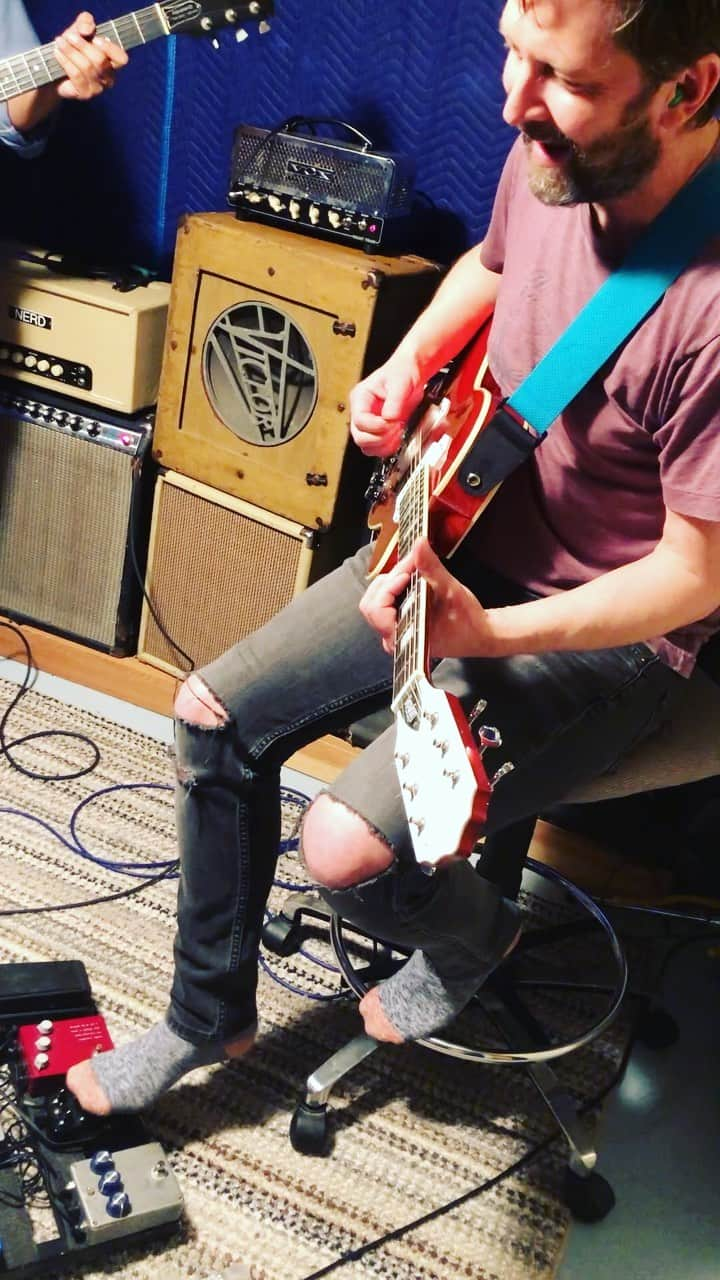 ディアフーフのインスタグラム：「Happy Birthday, John! Our guitar hero 🎸and excellent pizzaiolo🍕Let’s all sing “Point beer, point beer, proud to be here”🥳🎼🎤🍻⭐️㊗️ Have a great B-day😍😍🤩- Satomi」