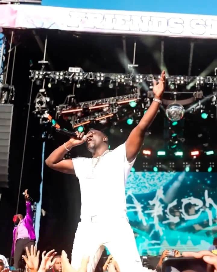 エイコンのインスタグラム：「@loversandfriendsfest AKON SNAPPED 🤯💜🦋  🎥: @isaiahengle_」