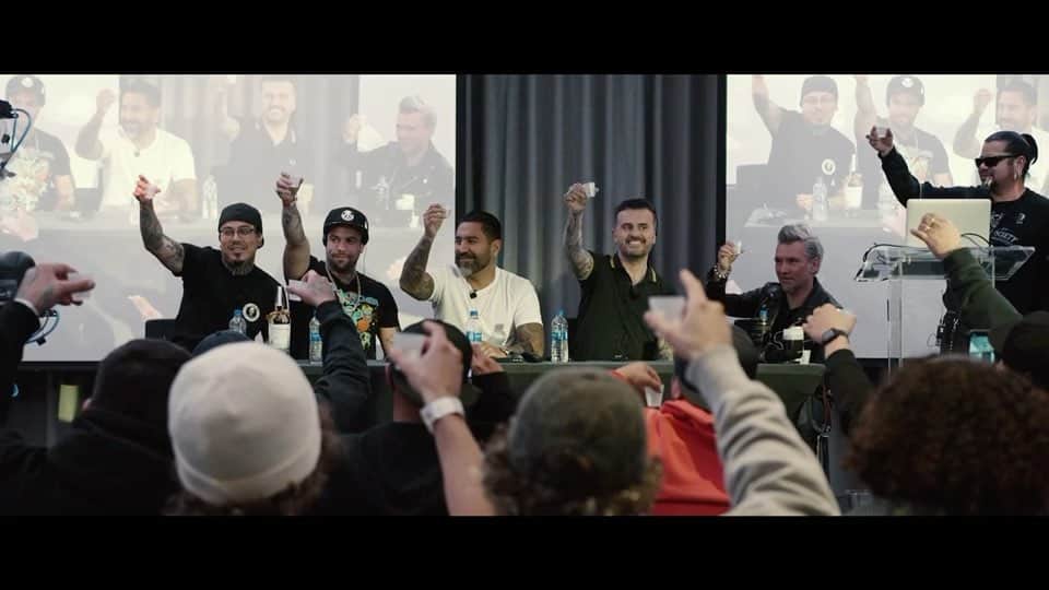 ドウェイン・ジョンソンのインスタグラム：「Huge congratulations to my brother and tattoo artist @yomicoart on his spectacular, first of its kind Tattoo Seminar and Master Class!   Yomico, what a beautiful opportunity you offered for artists from all over the world —USA, Chile, Colombia, Italy, Spain, Canada, and more — who all came together to learn, grow, connect on the tattoo art we all love.   Our @zoaenergy was proud to be a sponsor of this event, giving all the artists the mental clarity, energy and balance to fuel them during this incredible seminar.   So much more to look forward to together in the future, Brother. 🖤✍🏾  And thank you for that big @Teremana toast at end!   Salud’ 🥃  #TattooMasterClass #GlobalTattooConference #TheArtThatLeavesWithYou  #YomicoTMC」