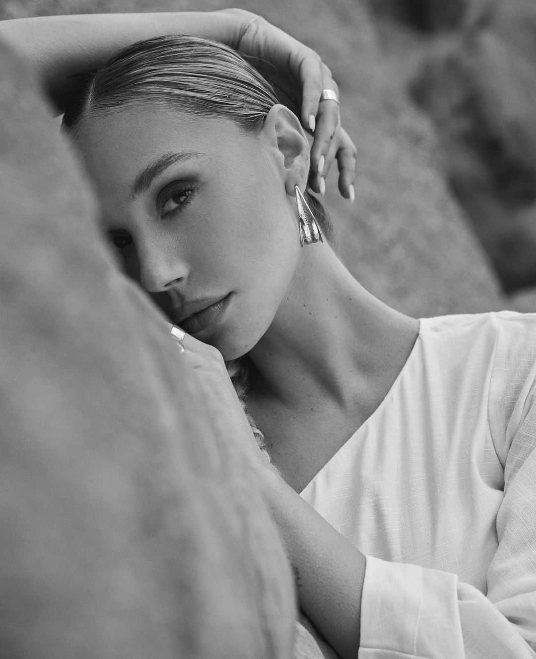 アレクシス・レンのインスタグラム：「Had to post the last of these. Such a special shoot. Thank you ❤️ Photographer: @Janaschuessler  Styling: @jordanshilee Makeup: @Novakaplan Hair: @jennlagron Equestrian Production:  @fourlegsonset Producers: @Nataliesteger @greatsocialclub Photo Assistant: @luisasillmann Makeup Assistant @karlabonillamua Styling Assistants: Abbey Hyland and Perri Kessler」