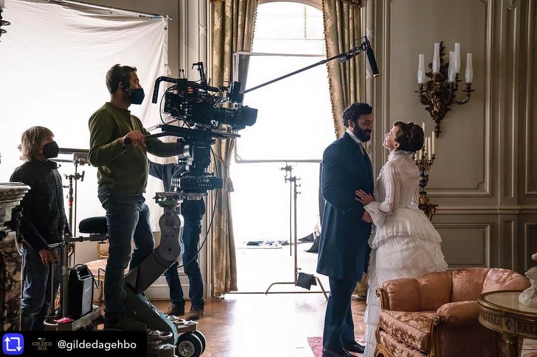 キャリー・クーンのインスタグラム：「Repost from @gildedagehbo The rumors are true. #GildedAgeHBO has begun production on Season 2.」