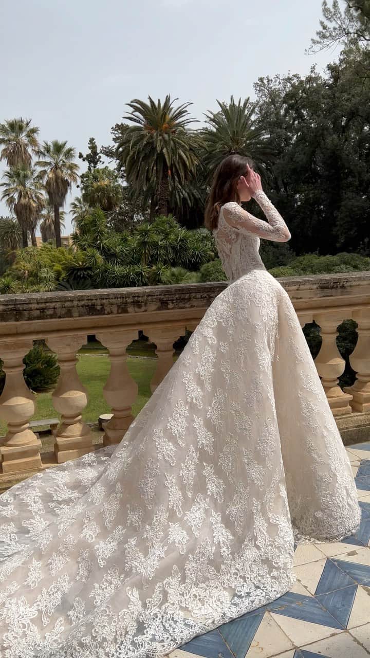 Monique Lhuillierのインスタグラム：「Leaning into Monday 🤍 The Angelina gown; French re-embroidered lace in epic proportions! #moniquelhuillier #mlbride」