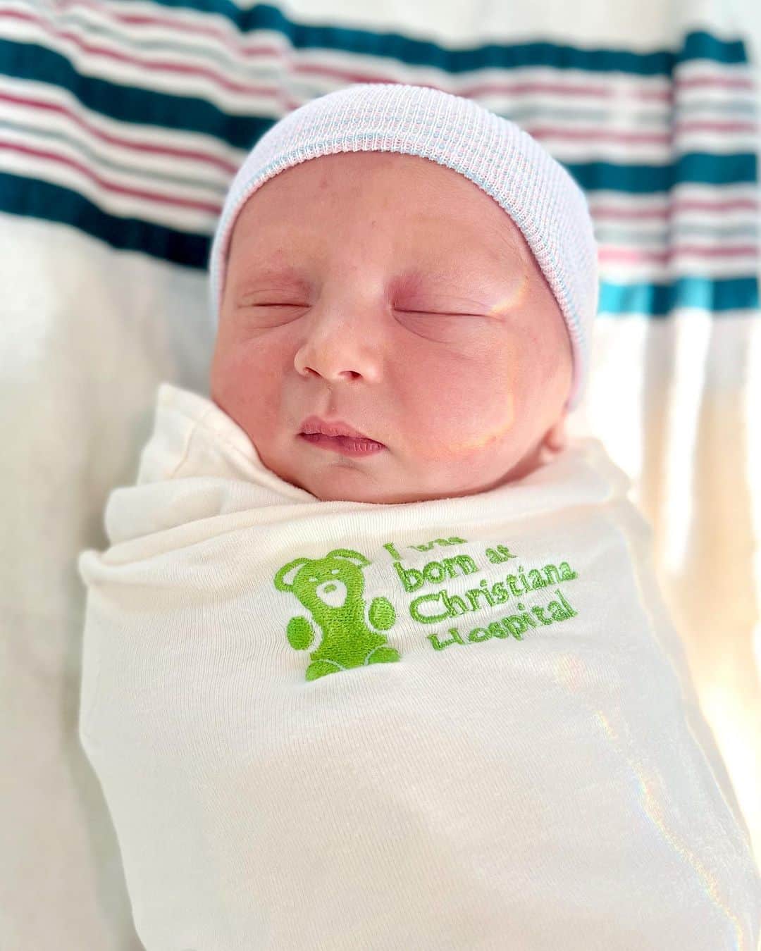 コリン・マクマヌスのインスタグラム：「Welcome to the world Finn James! ❤️」