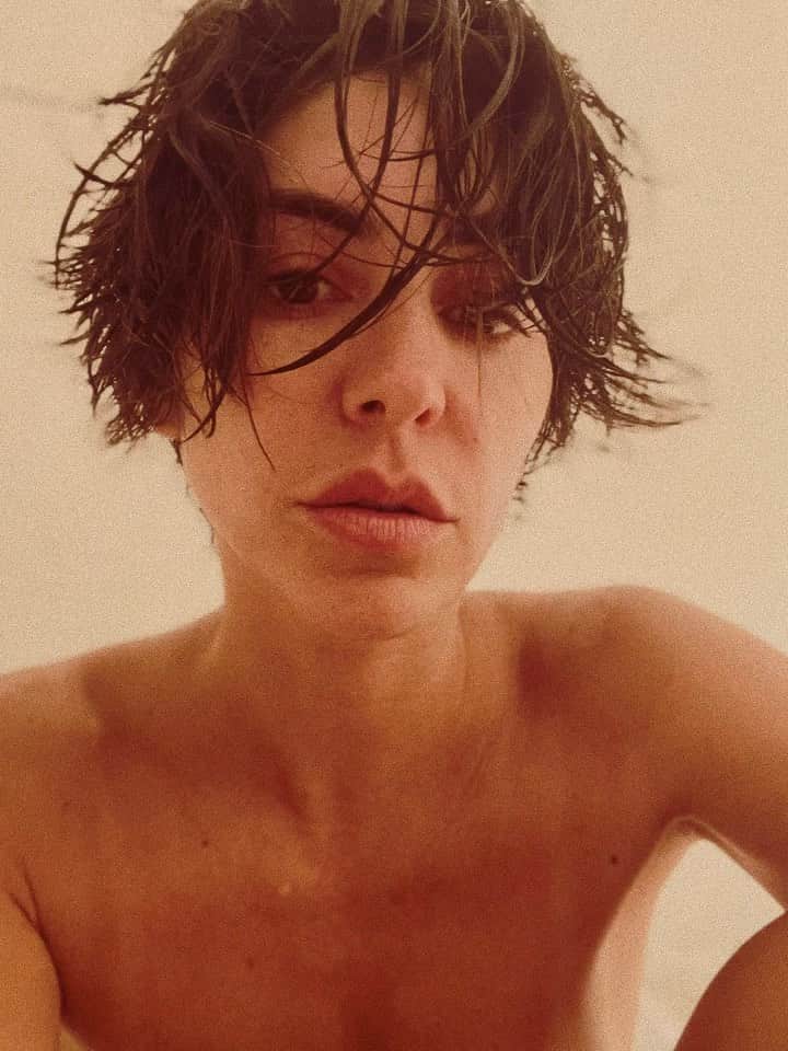 ナタリア・コルドバ・バックリーのインスタグラム：「Aquí, saliendo del mar, pensando en los dueños de causas, ustedes que se dicen buscar la libertad pero juzgan con la misma vara que nos la arrebata.  Aquí les mando un poema de Facundo Cabral.  “No me llames extranjero…” Yo, aunque no te guste, soy local.」