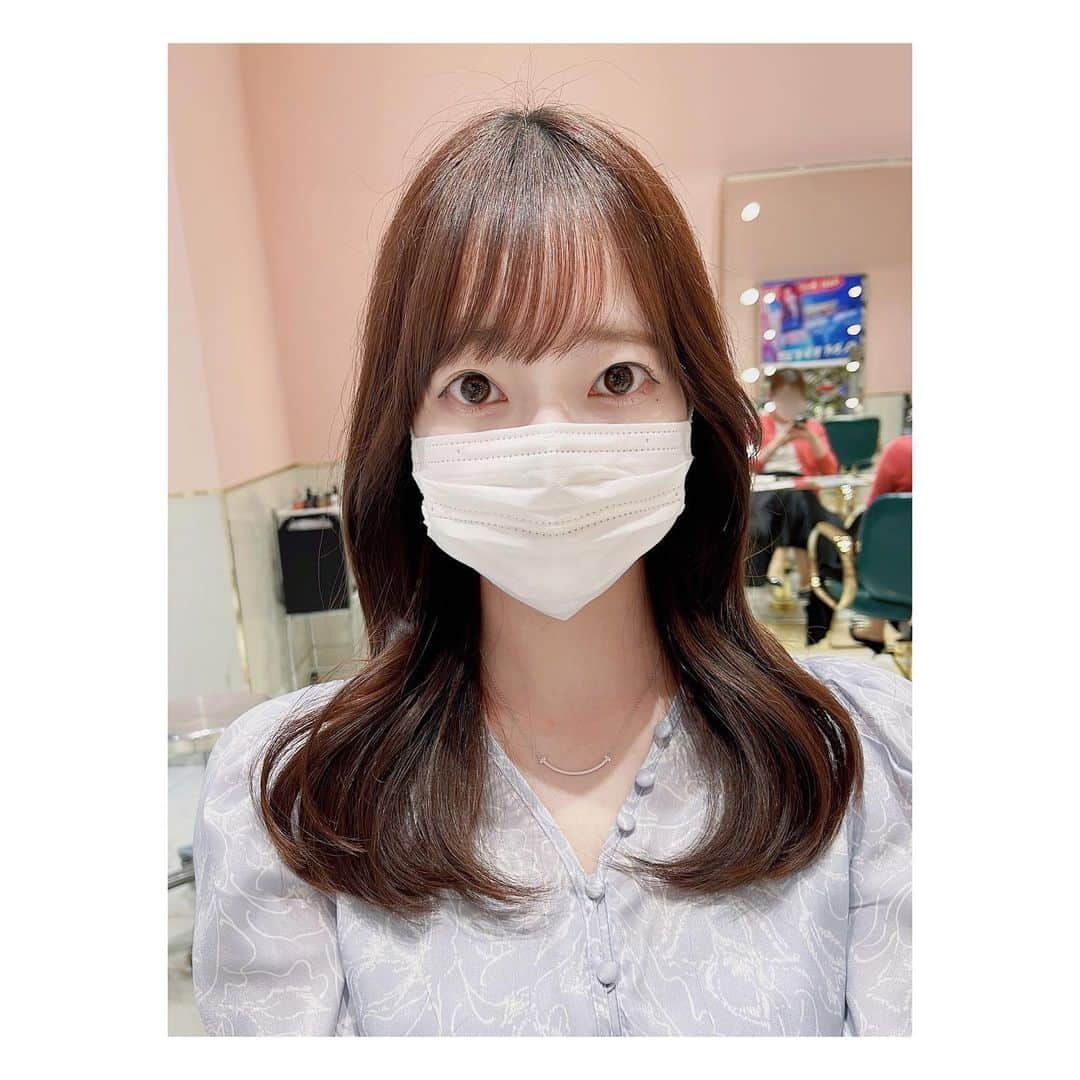 石井奏美のインスタグラム：「髪を5cm切りました✂️ ロング→セミロングだから、あんまり変わらないけど… 推しの飛鳥ちゃんも切っていたので💇‍♀️笑  そして本日RNCラジオで放送の「アイドルしか勝たん！」ではリクエストのあった、なにわ男子さんを特集します🐙 流す曲はフルでかかる予定ですので、なにふぁむの皆さまも、そうでない方もお時間あれば聴いてくださると嬉しいです📻 23:30〜です！  さて明日から気温が上がって暑くなるようです💦 こまめに水分補給をして、体調お気をつけください✨  今日も1日お疲れ様でした💐🧸  #岡山#香川#アナウンサー」