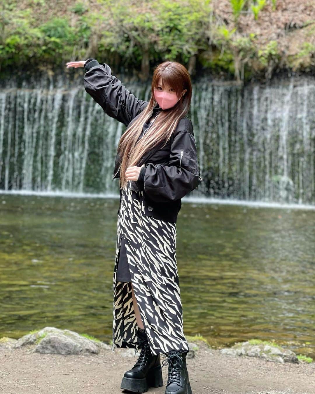 のインスタグラム：「. ポートレートで撮ってもらったらケータイとは思えんクオリティの写真撮れてました🫣💜 いろんな所に行って たくさん写真撮りたいな〜 ・‥…━━━☞・‥…━━━☞ #れーなこーで #ページボーイ #グレイル #ポートレート写真  #PAGEBOY #GRL #photo #Instagram」