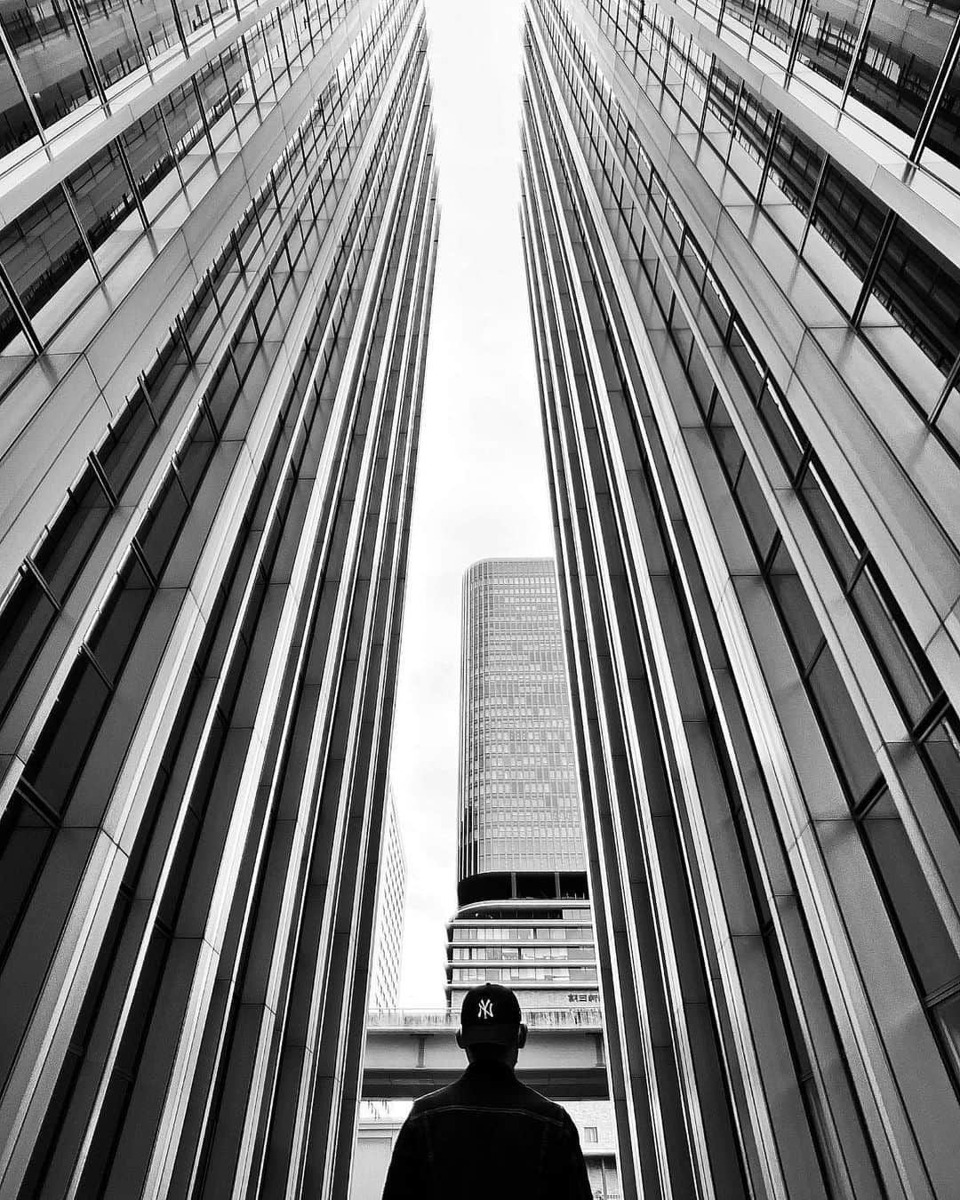 kazuのインスタグラム：「・ #shotoniphone #iPhoneSE3 #ShotOn_TG #tokyo_grapher  #tg_zdwide_pro #tg_wide #igersjp #team_jp_ #temma20220515 #ヨコガミさん 発祥の地 @cozeyes 呼び間違え命名by @abu888 ・ ・ ・  #bnw_rose #bw_perfect #flair_bnw#blacknwhite_perfection #jj_blackwhite #bnw_zone #bnw_quebec #streetGeometry_BW #BNWP_2022 #streetbnw  #street_perfection #bw_addiction #princely_bw #bw_phototrip #team_jp_モノクロ #BWGrammer #bnw_artstyle #__bnwart＿ #bnw_experimentalism #rustlord_bnw」