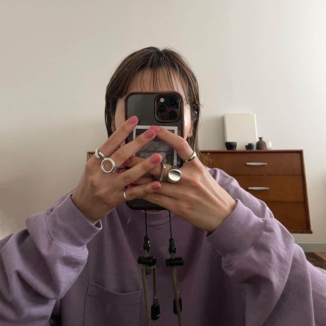 のインスタグラム：「. アクセサリーもファッションの一部。  ヴィンテージライクなデザインで飽きのこない ハンドメイドのリングをお迎え 🪨◯ denti ring と rahisi front ringというやつです。  キャップかぶってめちゃくちゃカジュアルでも アクセさえあればそれっぽく見える✌️  @maua.jw #mauajewelry#jewelry#ad#silver925#silverjewelry#マウアジュエリー#ジュエリー#シルバーアクセサリー#シルバーアクセ」