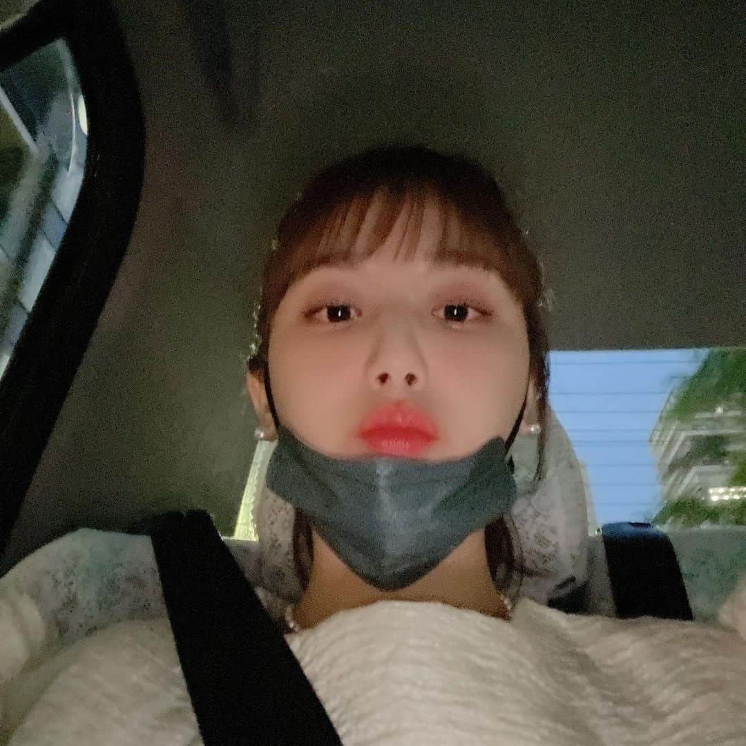 ひよんのインスタグラム：「🌙🌙  久しぶりにポニーテールしたのだけど、 なかなか見えない写真だ🙃🙃🙃  #ひよん」