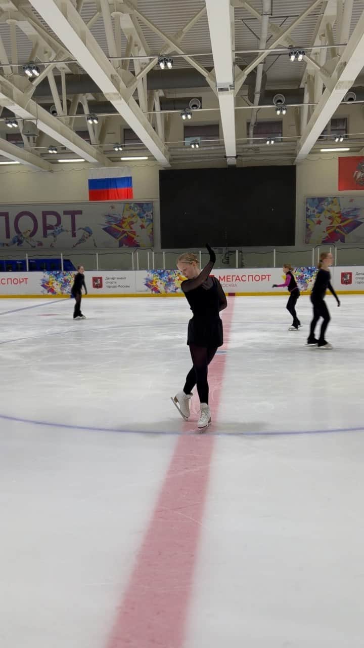 セルゲイ・ドブリンのインスタグラム：「Помощь в постановке спортсменам @sssdr__ группы Громовай Ж.Ф. от и #маргаритаевгеньевна♥️♥️♥️ #фигурноекатание #figureskating #figureskater #focusphoto #portraittalents #dobrinmax #figureskatingphotographer #portraitstream #fsrussia #коньки #ice #спорт #айсберг #dobrinsergei #рабочиемоменты #фигурист #moscow #сочи  #краснодар #фигурноекатаниедлядетей #сборы #skates #выдержатьсправитьсянесдаваться #делайнормально」