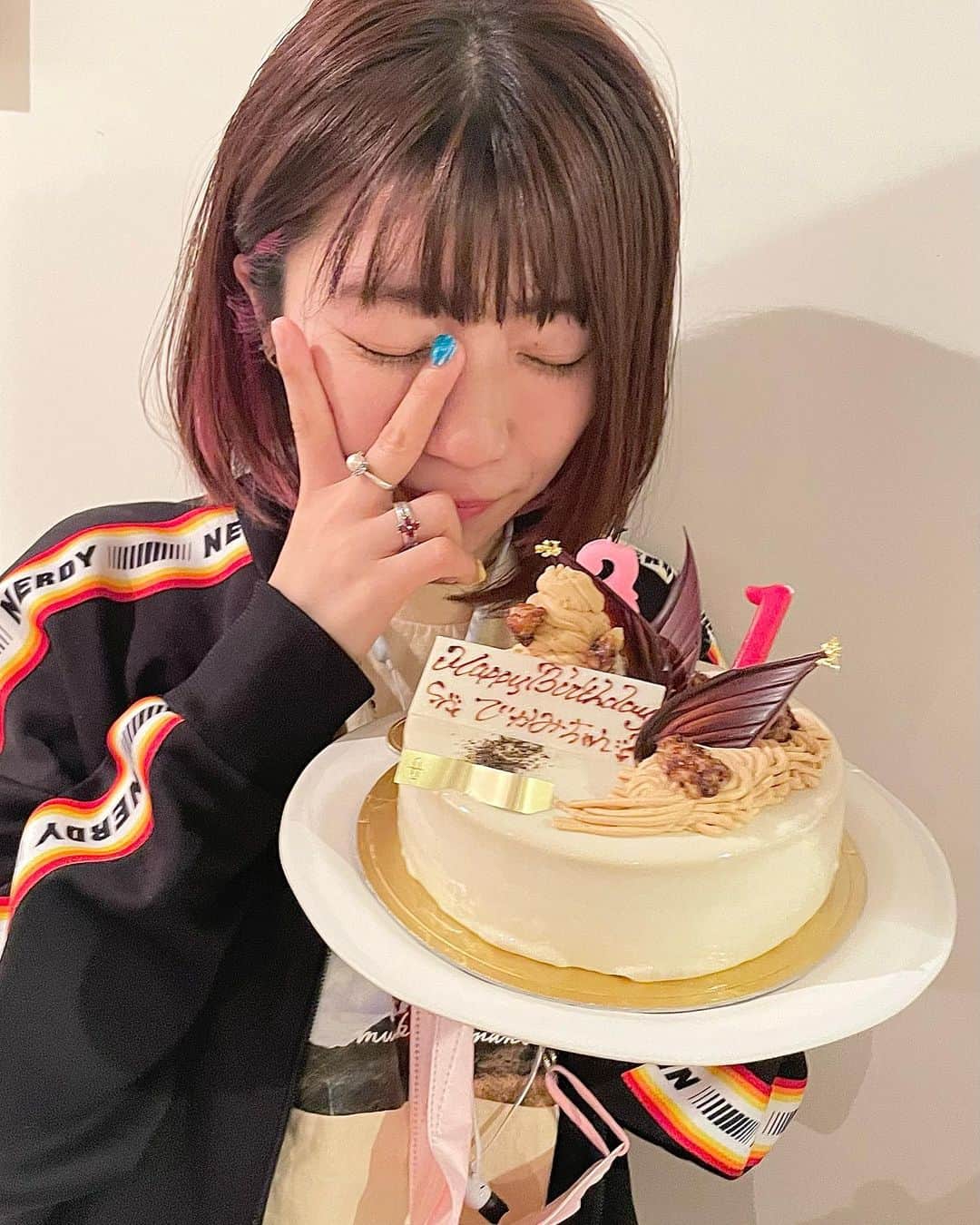 ぱいぱいでか美のインスタグラム：「５月中は祝われ投稿ゆるして(にゃん)🤎 . 先日おとももちがお祝いしてくれました❕ 久々のオフに親しい人々とまったりハロプロ見てぼーっと過ごしてたら ケーキがス…っと出てきてお祝いしてくれて嬉しかったー😭 ちょうど自分のお誕生日とハロプロ研修生の実力診断テストが被ってたので 改めてみんなで感想会できて超楽しかった❣️ (私は配信で見た👀) プレゼントも大事に使うぞ〜〜〜〜！ ハロプロのおかげで出会えたおとももち🍑 これぞまさに、ありがとう！おとももち。✨ . #でか美ちゃん #おとももち」