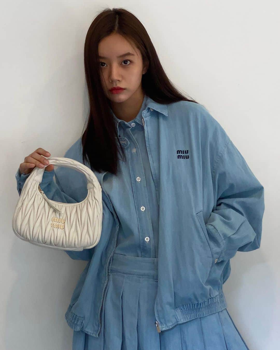 ヘリ のインスタグラム：「너무 귀엽잖아 @miumiu 💙 #miumiu #miuwander」