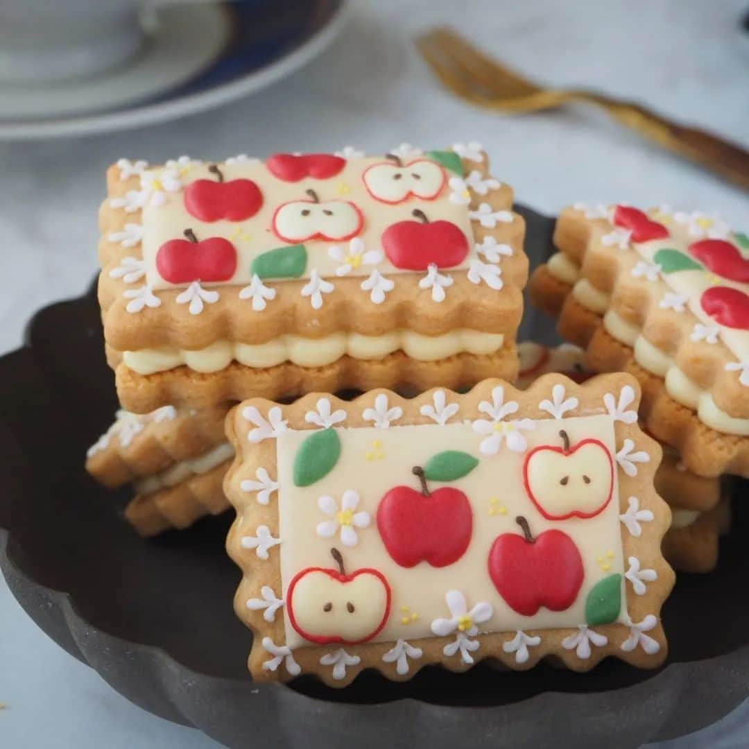上岡麻美さんのインスタグラム写真 - (上岡麻美Instagram)「今日はリンゴのクッキーや色々アイスボックスクッキーを仕込んでいました☺️✨✨🍎  #リンゴ#アイシングクッキー#リンゴ柄#クッキーサンド#お菓子#お菓子作り#コッタ#おうちカフェ#icingcokkies#cokkies #apple #sweets #art#artwork #バターサンド」5月17日 19時18分 - asami_kamioka