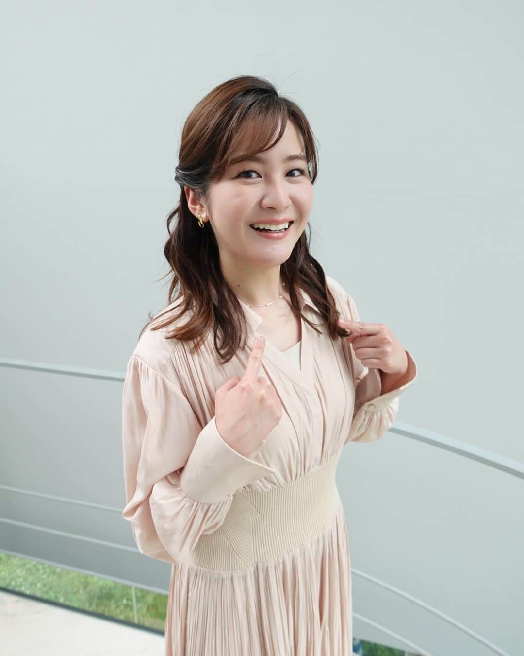 のインスタグラム：「. 韓国ドラマ #グリーンマザーズクラブ に絶賛はまってます。 #私の解放日誌 もいい…🥹 時間が足りない。 . 衣装👗 #ワイドスクランブル 1〜3枚目 ワンピース @celford_official アクセサリー @ete_official  4.5枚目 ワンピース @herlipto アクセサリー @lanvin_en_bleu_womens  6枚目 ブラウス @its_international_official_ スカート @supericloset_ined_official アクセサリー @ete_official  . #韓国ドラマ#アナウンサー#衣装#夏コーデ#그린마더스클럽 #나의해방일지」