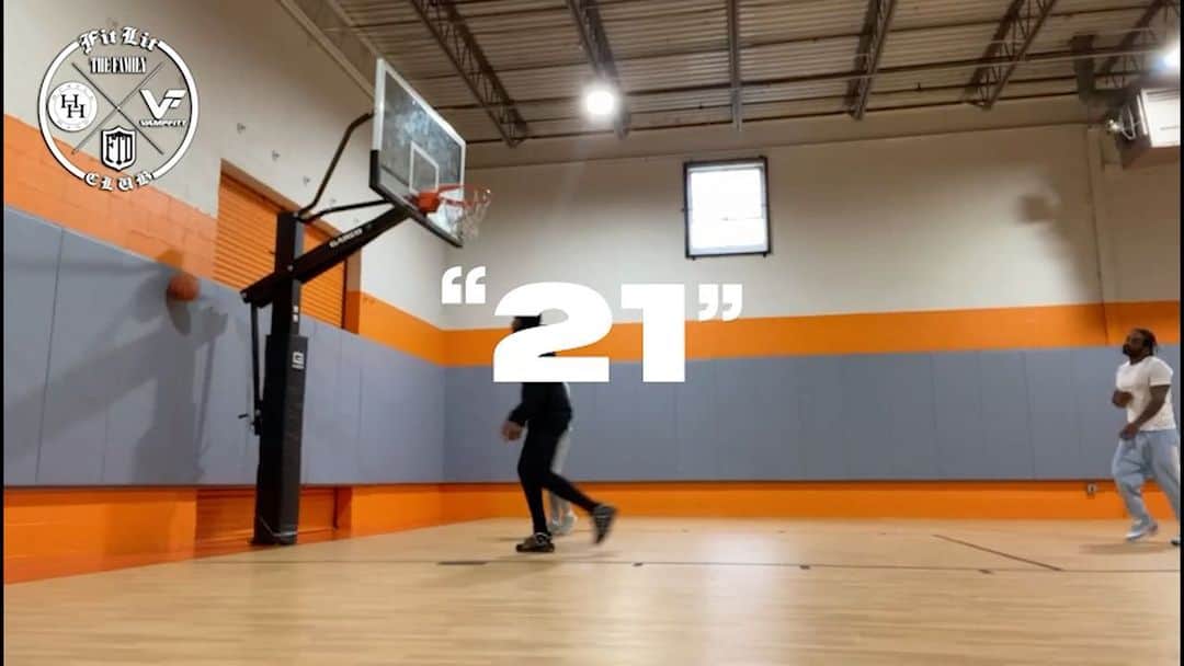 ファボラスのインスタグラム：「Ain’t played ball in a couple years…. but somehow the @fitlitclub workout ended up on the court for a game of 21 wit @jimjonescapo & @kidred 💪🏾🔥🏀  #BasketballAfterLegDayIsCrazy #GottaComeBackOffTheInjuredList  #ShotStillWettyTho #FitLit」