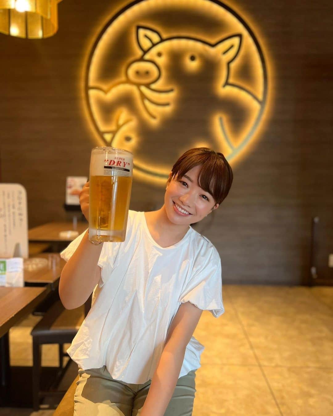 のインスタグラム：「今日の夜22時57分〜 CBC『うまい!の極み』は 【矢場とん 名古屋城金シャチ横丁店】へ🐷  味噌カツとビール🍺 合わないはずないよね〜🤤💕 やっぱりカツといえば矢場とん！ 子供の頃から矢場とんの味噌カツが 1番好きなんだよなあ〜❤️  金シャチ横丁店でしか 食べられないメニュー 出して頂きましたよ😎✨✨  今回が1番いい感じに ほろ酔いかもしれない😅笑  今夜も一緒にカンパーイ🍻  ちなみにトンカツは 端っこから２番目の部位が 1番好きです。 端っこから２番目を こよなく愛しています。 私のwikipediaにも 誰かが書いてくれています🫢  今日も今からロケ🎵 飲むぞー！！！笑  #矢場とん #矢場とん金シャチ横丁店 #金シャチ横丁 #金シャチ横丁義直ゾーン #アサヒビール #アサヒスーパードライ #CBC #うまいの極み」