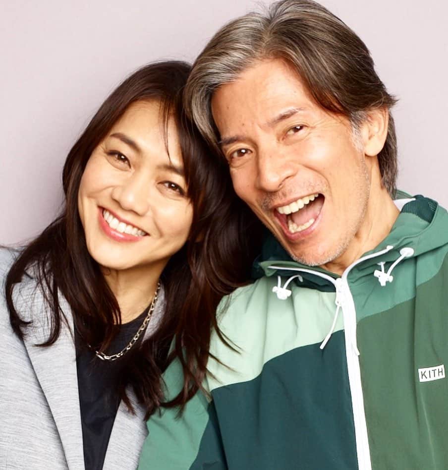 前田典子さんのインスタグラム写真 - (前田典子Instagram)「5.16  #happybirthday 🎂 #myhasband 💕 #日比野玲　さん @hibinoya  #還暦＋1   誕生日記念に　🎂 @lesliekeesuper  #レスリーが撮影　してくれました📸🤓  この日はちょうど @pearlygates_official  #ゴルフウェア　⛳️の 撮影だったので スタジオにてみんなから サプライズ🎉 お祝いしてもらえて良かったね🎉 #感謝🙏✨  #キルフェボンのタルト 🎂 #美味しかった😊💕 #パーリーゲイツファミリー　⛳️ #ありがとうございました🙏 ❤️  #玲さん #61歳　#おめでとう㊗️ #年齢なんてただの数字  #マイエイジング #いい歳の重ね方の先輩　が近くにいる👍😊」5月17日 11時38分 - maenorichang