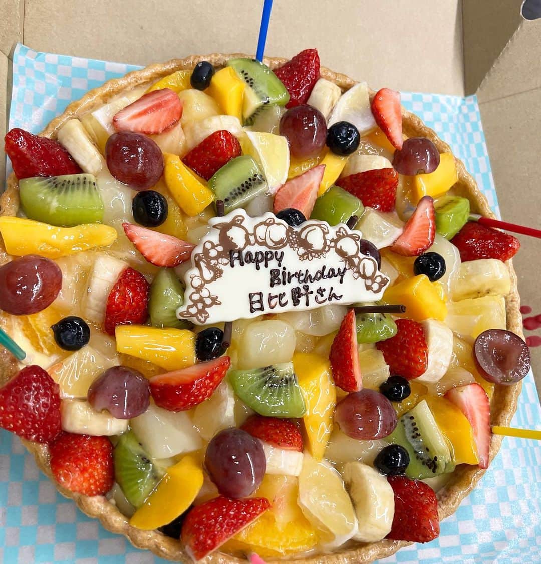 前田典子さんのインスタグラム写真 - (前田典子Instagram)「5.16  #happybirthday 🎂 #myhasband 💕 #日比野玲　さん @hibinoya  #還暦＋1   誕生日記念に　🎂 @lesliekeesuper  #レスリーが撮影　してくれました📸🤓  この日はちょうど @pearlygates_official  #ゴルフウェア　⛳️の 撮影だったので スタジオにてみんなから サプライズ🎉 お祝いしてもらえて良かったね🎉 #感謝🙏✨  #キルフェボンのタルト 🎂 #美味しかった😊💕 #パーリーゲイツファミリー　⛳️ #ありがとうございました🙏 ❤️  #玲さん #61歳　#おめでとう㊗️ #年齢なんてただの数字  #マイエイジング #いい歳の重ね方の先輩　が近くにいる👍😊」5月17日 11時38分 - maenorichang