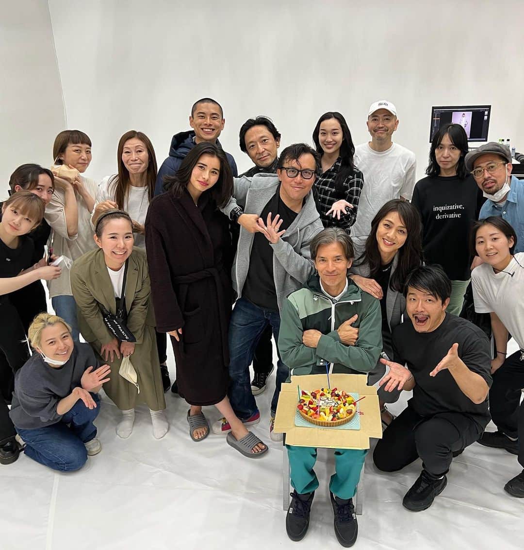 前田典子さんのインスタグラム写真 - (前田典子Instagram)「5.16  #happybirthday 🎂 #myhasband 💕 #日比野玲　さん @hibinoya  #還暦＋1   誕生日記念に　🎂 @lesliekeesuper  #レスリーが撮影　してくれました📸🤓  この日はちょうど @pearlygates_official  #ゴルフウェア　⛳️の 撮影だったので スタジオにてみんなから サプライズ🎉 お祝いしてもらえて良かったね🎉 #感謝🙏✨  #キルフェボンのタルト 🎂 #美味しかった😊💕 #パーリーゲイツファミリー　⛳️ #ありがとうございました🙏 ❤️  #玲さん #61歳　#おめでとう㊗️ #年齢なんてただの数字  #マイエイジング #いい歳の重ね方の先輩　が近くにいる👍😊」5月17日 11時38分 - maenorichang