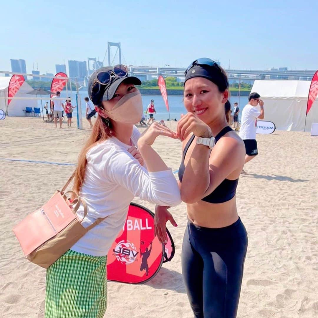 宮川紗麻亜のインスタグラム：「🌻 5月5日の応援団📣番外編！笑  トモコとハート♥️やってみるものの手首が硬くて上手く出来なかった！笑  逆の手にも注目！！どうやら、左右同じ動きをしてしまうらしい🤣 #不器用  #ジャパンビーチゲームズフェスティバルお台場2022 #JBVシリーズ株式会社安田カップ #beachvolleyball #ビーチバレー #お台場大会 #beachsports  #volleyball #バレーボール  #배구선수 #비치발리볼 #바다 #summermiyagawa #宮川紗麻亜 #ハート #heart #하트」