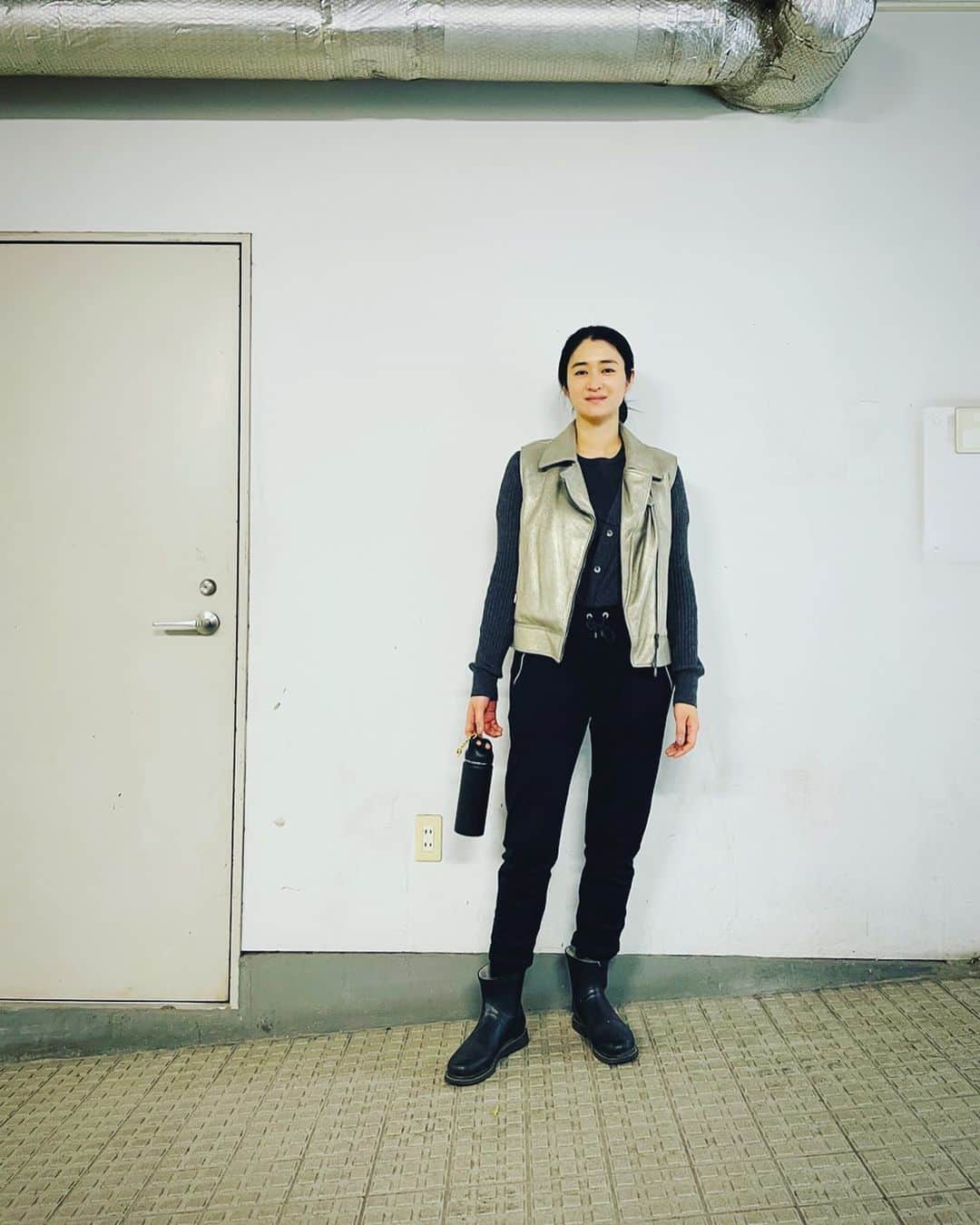 のインスタグラム：「#小雪の私服  いつも動きやすく寒さは苦手なので温かくしていることが多いです。 本日も仕事現場には片手にタンブラーだけ持ち、カジュアルなパンツスタイルで🚶 #koyuki #wordrobe」