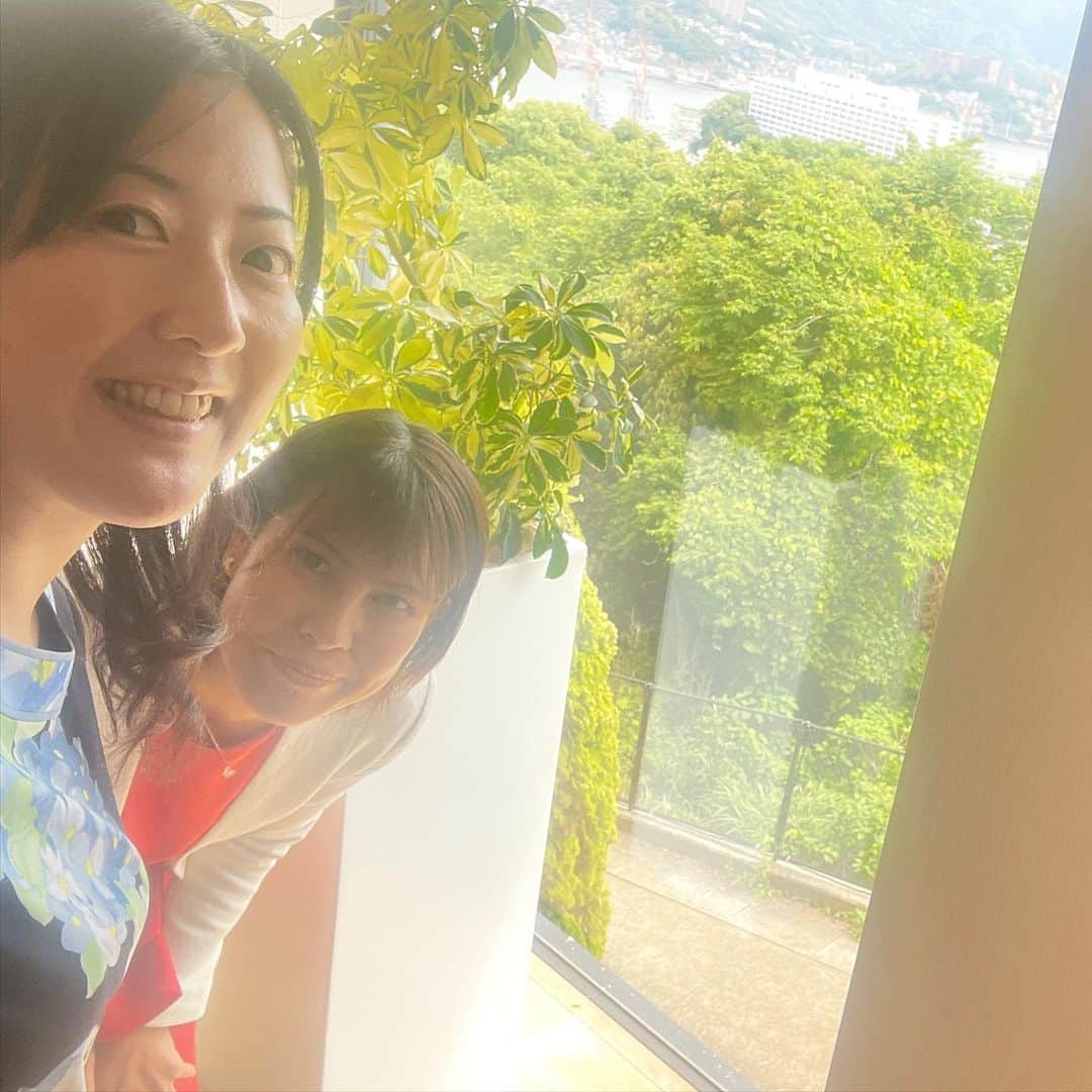 前田真里さんのインスタグラム写真 - (前田真里Instagram)「妹たちとお出かけしました（╹◡╹）  長崎らしい海の景色を見ると 元気がでます🍀」5月17日 13時28分 - maedamari