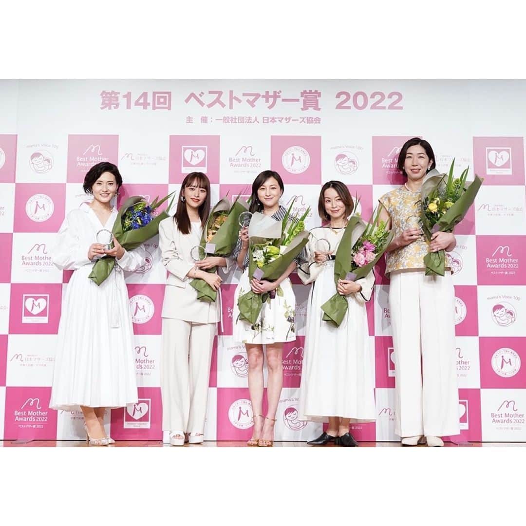 近藤千尋のインスタグラム：「ベストマザー賞2022👑💕  ベストマザー賞という素敵な賞を いただいてしまいました、、😭❤️❤️ ママにしてくれた娘2人にも 大大大感謝です😭🤍  日本マザーズ協会の皆様、 この度は素敵な賞を ありがとうございました❗️❗️❗️」