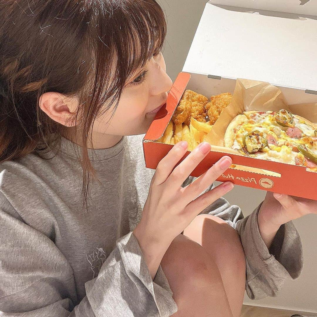 月足天音のインスタグラム：「おうち時間のお供に🫡🤍 HOT MY BOX 辛いのあんまり食べないのだけれど 挑戦してみた！！ 私が食べたのはスパイシーポテマヨ 辛いのだけれど辛すぎず🥹 他にも色んな味があったよ！！  5/9~8/21 限定で頼める商品です！  #pr #ピザハット #HOTMYBOX #ホットマイボックス #MYBOX #マイボックス @pizza_hut_japan」