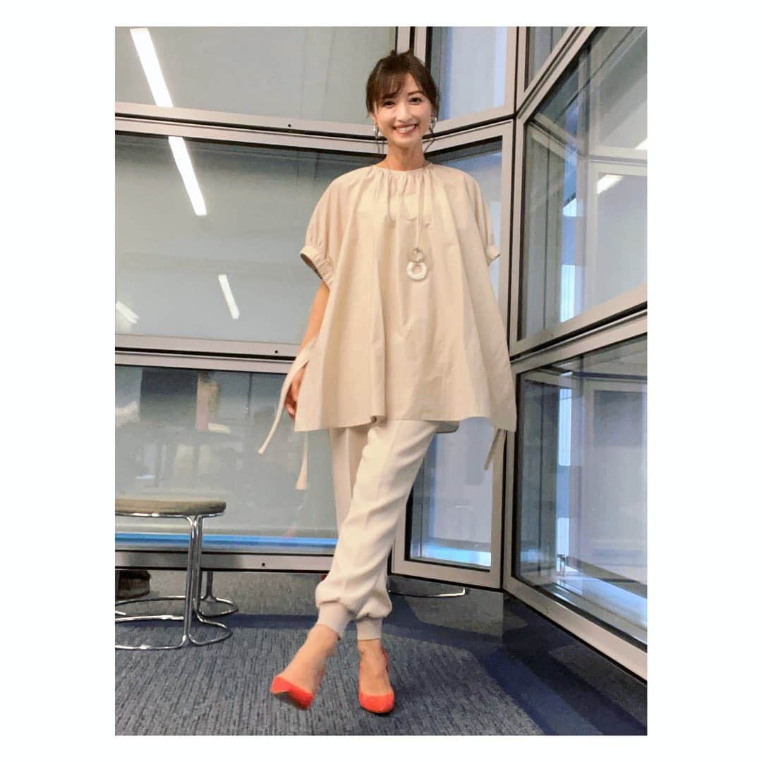 望月理恵さんのインスタグラム写真 - (望月理恵Instagram)「全身ベージュ❣️ 靴のオレンジが効いてますね☺️ 髪をアクティブにして、 落ち着きすぎないように。 (メイクさんが言ったそのままw)  ブラウス.パンツ @passione_tokyo  ネックレス.イヤリング @abiste_official  今夜放送の DAIGOの世界きまぐれリモートツアーは メキシコ　カンクン！ ゲストは蝶野正洋さん  蝶野さんもメキシコも 楽しすぎて、ただただ笑っていました。 というより、、 私酔っ払ってました😂 ぜひ皆さんと共有したいです！笑 今夜9時放送 #DAIGOの世界きまぐれリモートツアー#メキシコ #メキシコレスラー #テキーラ　最高　笑笑」5月17日 14時00分 - mochiee28