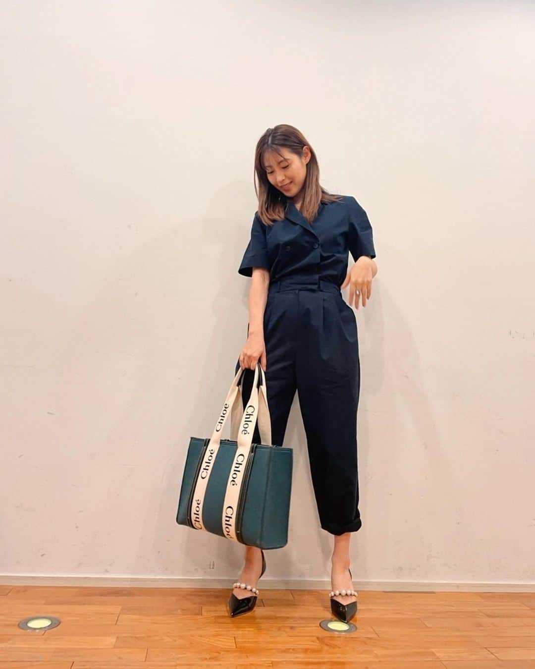 瀧本美織のインスタグラム：「お仕事終わりの私服🤭 @randeboo_official のジャンプスーツ可愛いです🌷  @frankandeileen Tee lab のパーカーは長年愛用しているもので、ジッパーがピンクゴールド✨ゴールドやシルバーのガツンとした強さではない女性らしさに惚れました。  明日18日の19時半〜ファンクラブで生配信をします！ 早いものでもう4回目になります😀 皆さんの質問にできるだけ答えられたらと思ってるのでたくさん投げかけてくださいね✌🏻 プロフィールからファンクラブページへ飛ぶと✈️ 【LIVE MOVIE】にてお会いできます😆♡   #fanclub」