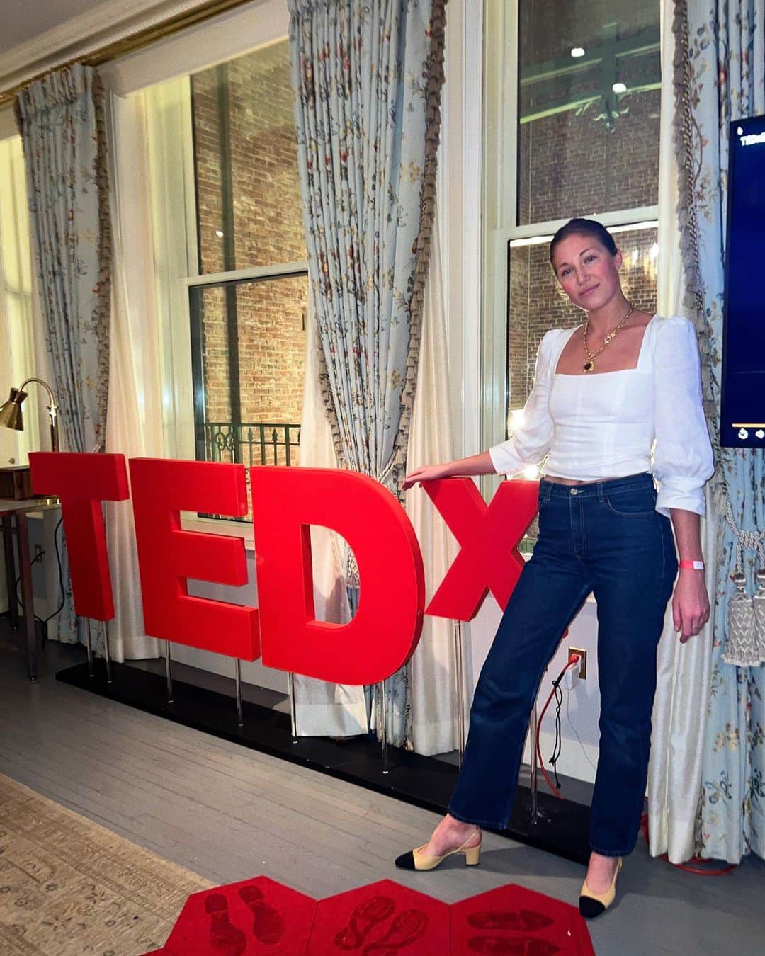 カースタ・ロウのインスタグラム：「pinch me I must be dreaming. humbled to speak among greats today, thank you @tedx_official 🤍」