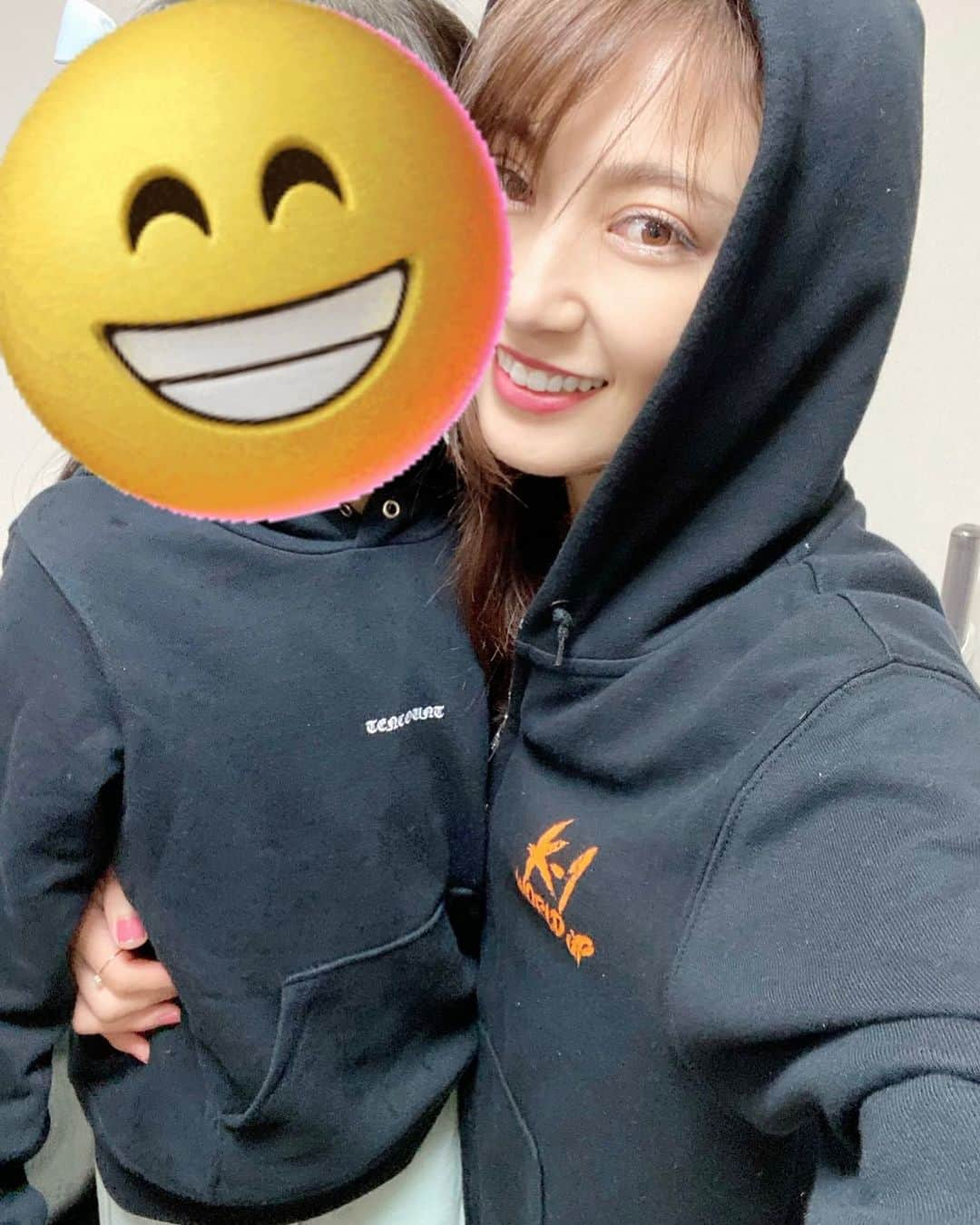 熊田曜子さんのインスタグラム写真 - (熊田曜子Instagram)「With my second daughter.   ほぼ毎日着てる😁 ママは　K-1パーカー💓 次女はテンカウントパーカー💓  #親子　#親子コーディネート　#パーカー　#普段着」5月17日 14時47分 - kumadayoko