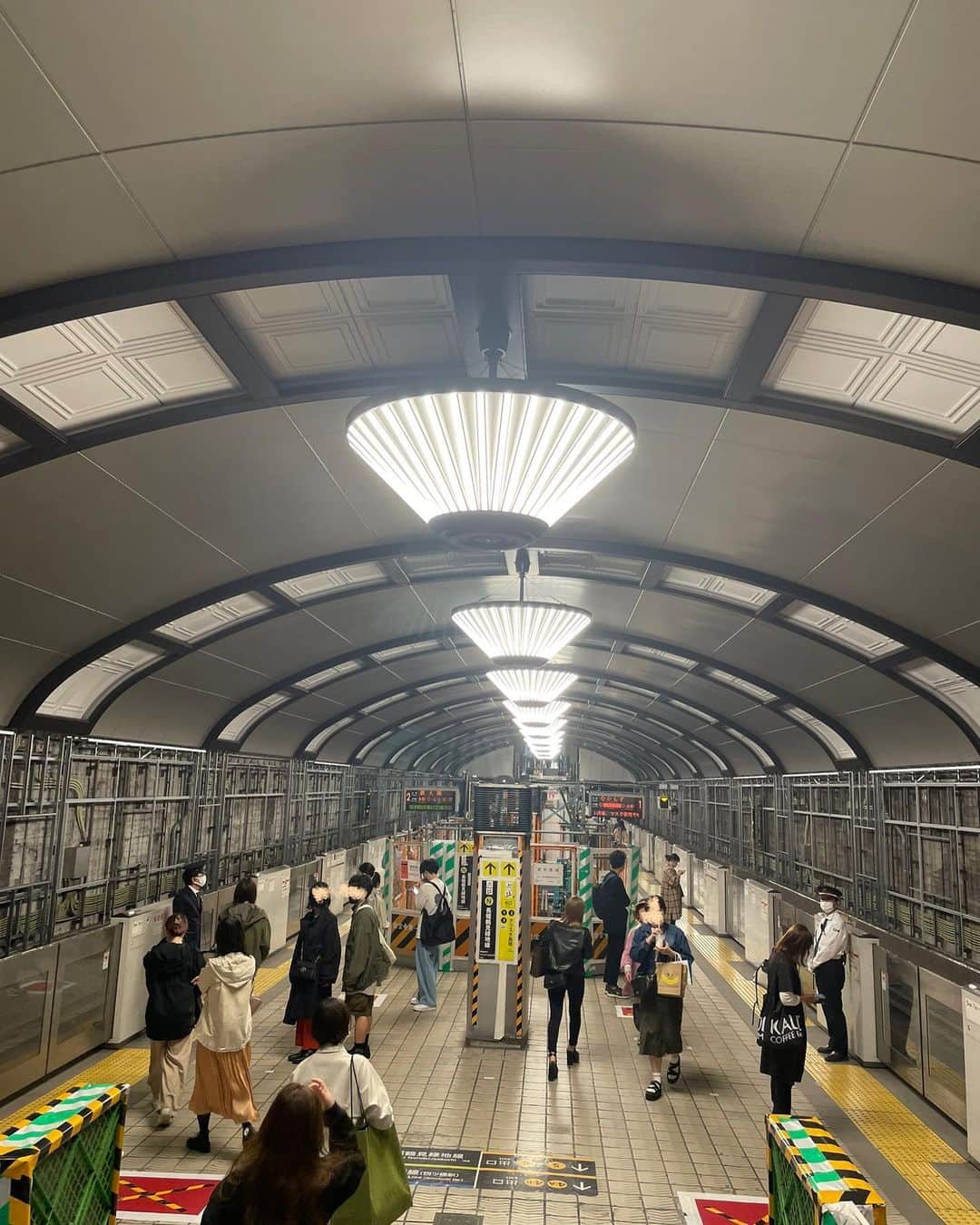 塚田文さんのインスタグラム写真 - (塚田文Instagram)「御堂筋線の改修工事、もう直ぐ終わるかな？  大阪の景色で好きな場所の一つ。  心斎橋駅のシャンデリア  2018年に最初の改修案が発表された時は複雑な気持ちでしたが、多くの方が同じ様に感じられていた様で😅  その案が撤回となり、良かったな✨と思っている1人です。  〝御堂筋線テキスタイル〟で前案を検索してみて下さい🫣  因みに、22段ほど下に↓過去に投稿した改修工事前の様子もあります。(2018.11.27投稿)  新旧の違いを👀見てみてね✨  #大阪の好きなところ #大阪 #御堂筋線 #心斎橋駅 #昭和8年 #美しい駅 #シャンデリア  #japantrip #osaka #midosujiline #shinsaibashistation #1933 #1933s #beautiful #station #chandelier」5月17日 15時56分 - tsukadaaya1976