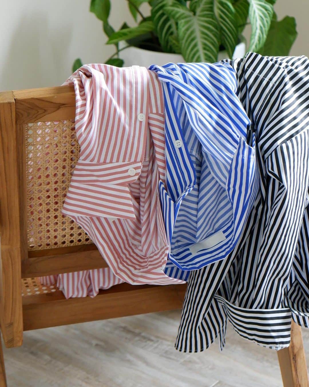 武智志穂さんのインスタグラム写真 - (武智志穂Instagram)「ついに3色目のブルーも購入してしまった💙 再再再再入荷して、今なら全色揃っています☺️  【Big Silhouette Stripe Shirt】 ¥3,620税込 @tokyogirlsmarket_official」5月17日 15時54分 - shiho_takechi