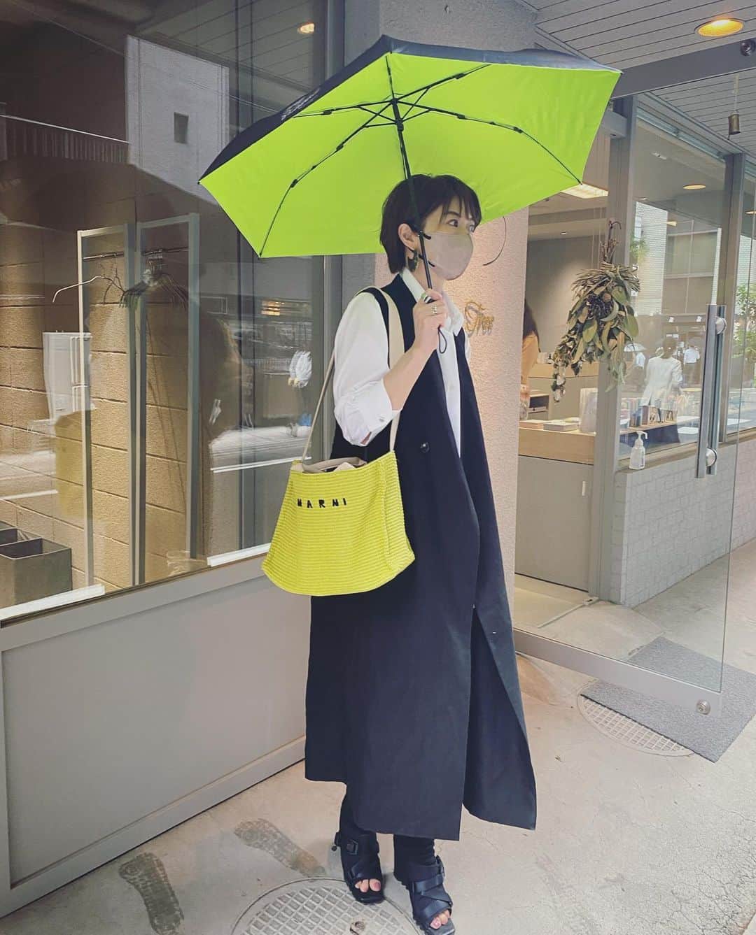 畑野ひろ子のインスタグラム：「今日の　@willgarden_official レッスンも、 @papertree_official さんで。 レッスン終わる頃には、雨も降り出していました☂️ 最近、お天気も安定しない日々なので、必ずバッグに折りたたみ傘を入れてます。長女とカラー違いで買った　@traditionalweatherwear のもの。すっごく軽いからと持ち運びも👍」