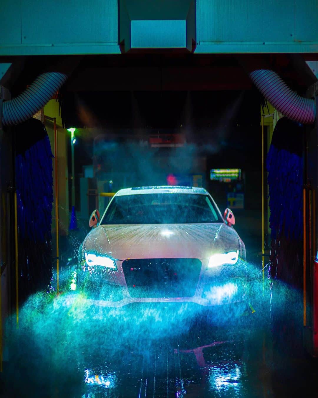 U2 Filmmakerのインスタグラム：「洗車機に突っ込むAudi🔥 @audijapan #audi #audijapan #audirs7 #audia7 #audis7 #アウディ」