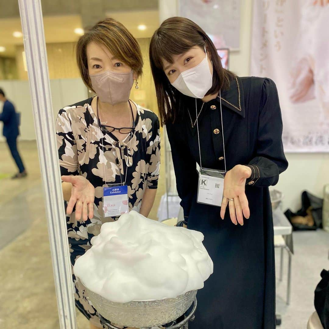 相沢まきのインスタグラム：「仕事でお世話になっている方やお友達　@misae.w_pearlmoon に会いにビューティーワールドジャパンへ✨ 子供の幼稚園のお迎え時間もあり、駆け足でしたが、色々サンプルの美容ドリンクやゼリー飲ませてもらったので、明日のお肌はきっとプルプルなはず。。 #ビューティーワールドジャパン #bwj」