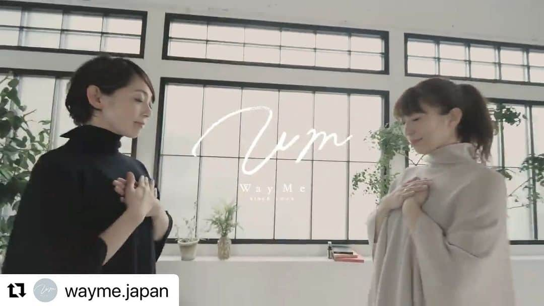 井出由起のインスタグラム：「#Repost @wayme.japan with @make_repost ・・・ #pv #wayme  先日はお忙しい中、 インスタライブを聞いてくださった方々、誠にありがとうございました😊  ※こちらの @wayme.japan アカウントフォロー頂いた方は、  5/20(金)10:30-11:30の初回体験オンラインレッスンに無料でご招待致します✨  第2回目の体験レッスン 6/1(水)10:00-11:00 で開催✨  ご参加希望の方は、 ご希望の日程を添えて @wayme.japan のDMまでお問い合わせください❣️  ________  WayMeプログラム開発者/トレーナー @kayo_sato0317  @yukiroots17   監修/コーチ ntsujiatc   ________  「Way Me」(ウェイミー)  @wayme.japan   〜自分の「好き」をさがそう〜  "現代を生きる人々が 自分自身に優しくなるための セルフコンディショニング"  様々なライフステージで感じる心と体の変化に寄り添いながら、運動習慣を身につけ、身体機能を高めます。  デスクワークでの合間時間に.. 運動不足だなぁと感じた方へ.. 産後の身体の調整に.. 立ち仕事が終わった後に.. 更年期の不調に..  あらゆる方に 体験していただける 心地よい プログラムです。  2022.5.13 START!! #井出由起 #佐藤佳代   creative : @283happy @happysunny_pictures   yoga mat,aroma : @addelm_official @addelm_boost_store_harajuku   wear : @styleboatmarket   #wayme #myway #mylile #フィットネス #運動習慣 #呼吸 #ルーティン #ウェイミー #自分らしく生きる #自分らしく #ライフステージ #特別な時間 #隙間時間 #自分自身 #私らしく」