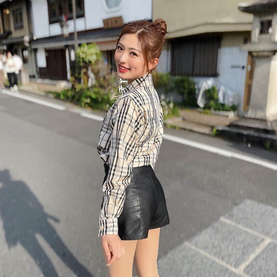 MIYABIのインスタグラム：「お団子ちゃん🤎  ショートパンツのリクエスト多かったから履いたよぉ🩳✨  今日は大好きなすき焼きも食べれて幸せhappy💜  みんなはどんな日だった？💕」